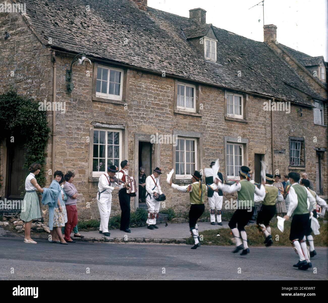 Ballerini Morris nel villaggio di Oxfordshire 1975 Foto Stock