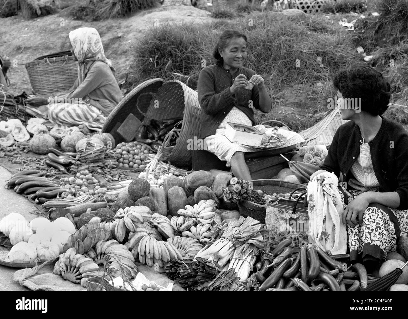 Strada strada mercato donne di vendita frutta e verdura nel 1959, Baguio City, le Filippine Foto Stock
