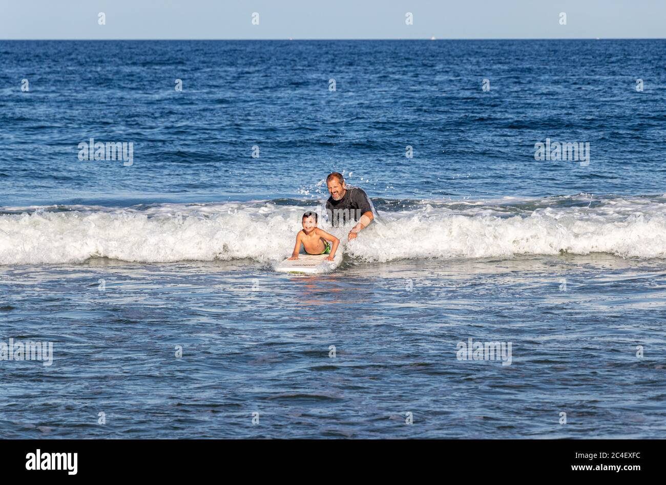 Lezione di surf di padre figlio Foto Stock