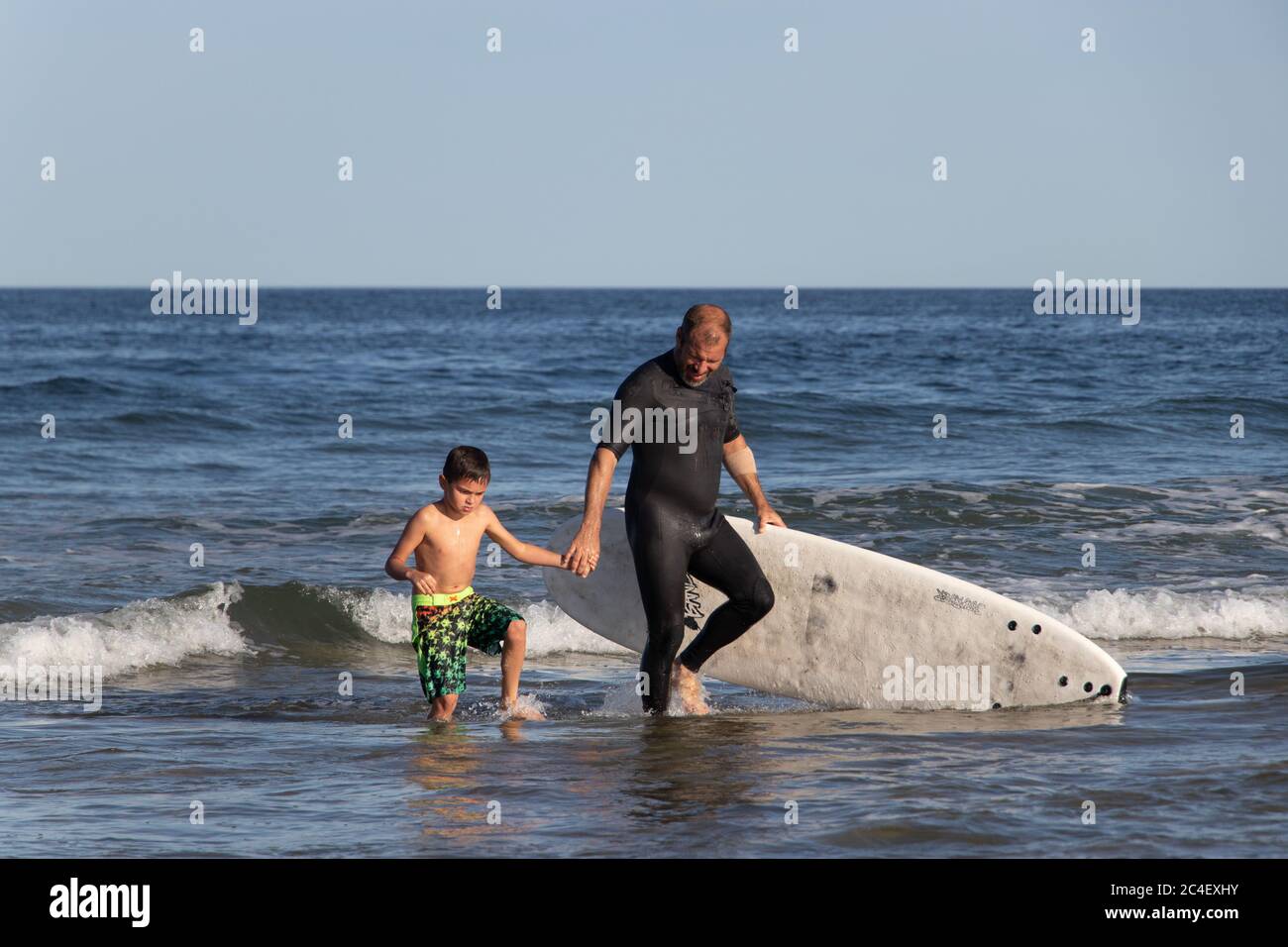 Lezioni di surf di padre e figlio Foto Stock