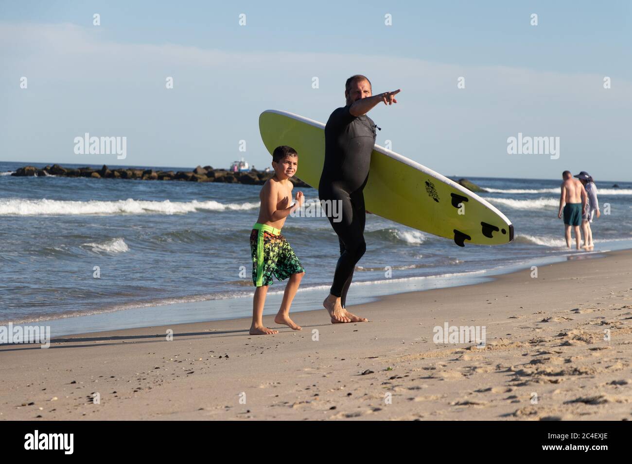 Lezioni di surf di padre e figlio Foto Stock