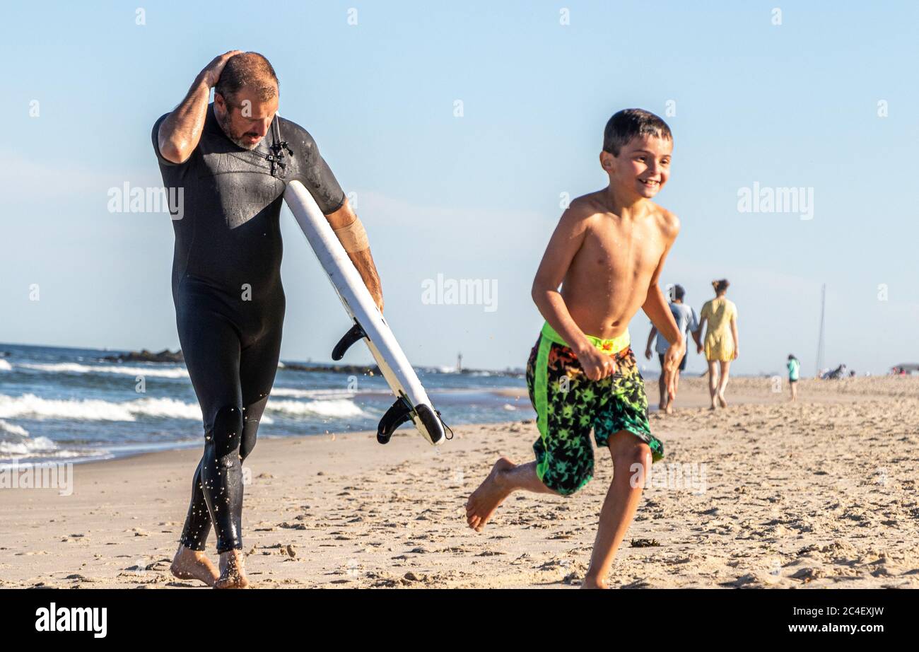Lezioni di surf di padre e figlio Foto Stock