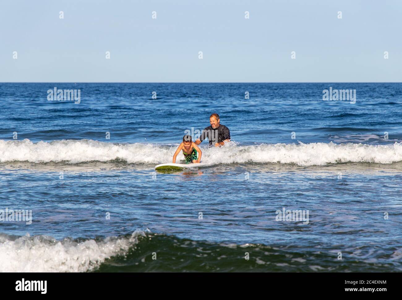Lezioni di surf di padre e figlio Foto Stock
