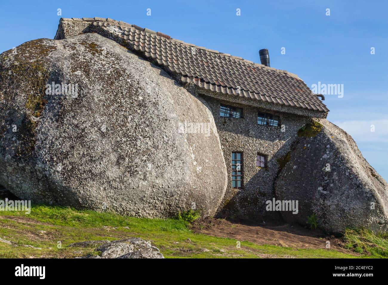 Casa do Penedo, una casa costruita tra enormi rocce sulla cima di una montagna a Fafe, Portogallo. Comunemente considerata una delle case più strane del mondo. Foto Stock