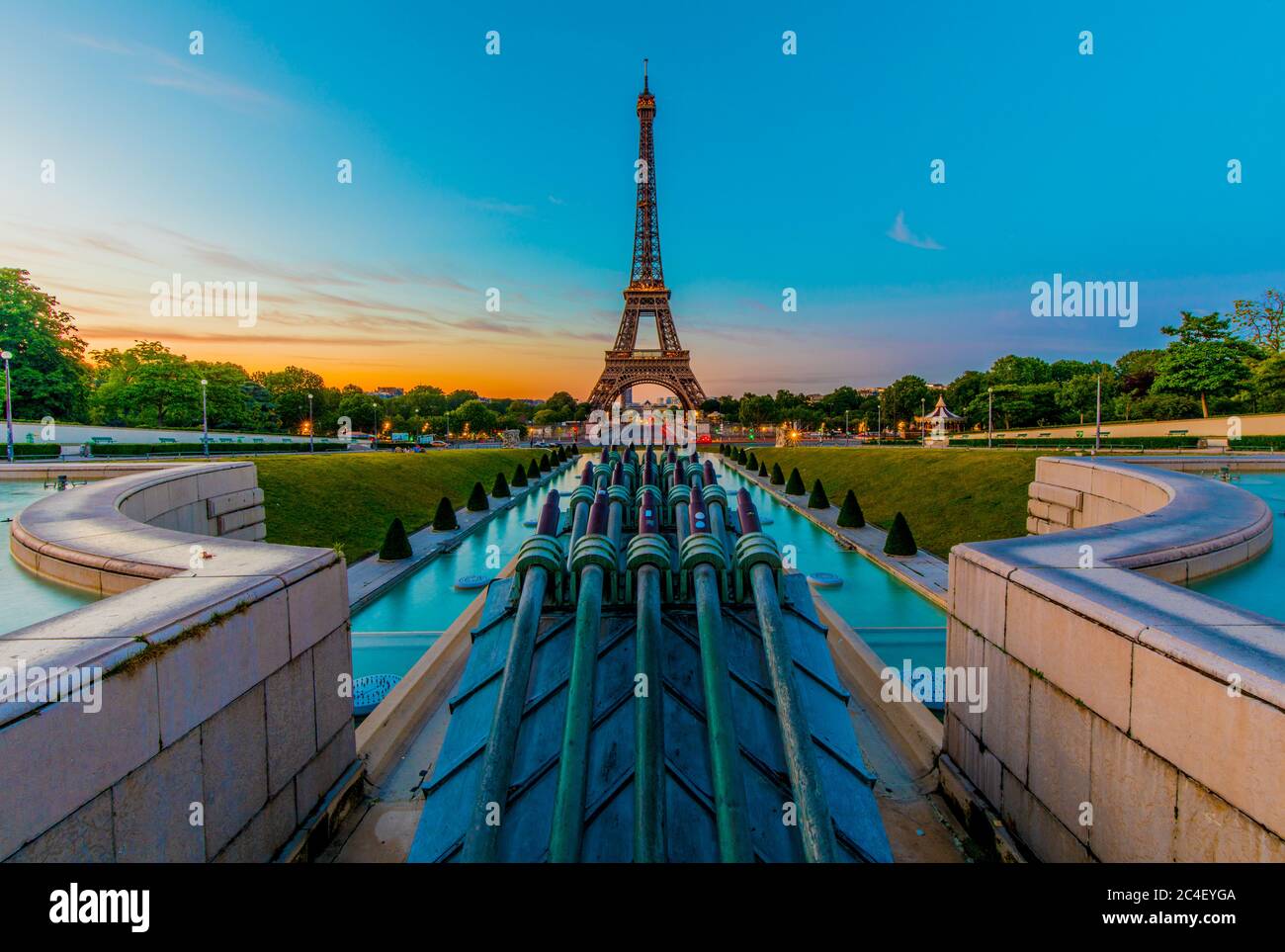 Vista della Torre Eiffel all'alba dai Giardini del Trocadéro. Incorniciando la Torre Eiffel si trovano le famose fontane di Varsavia. Foto Stock