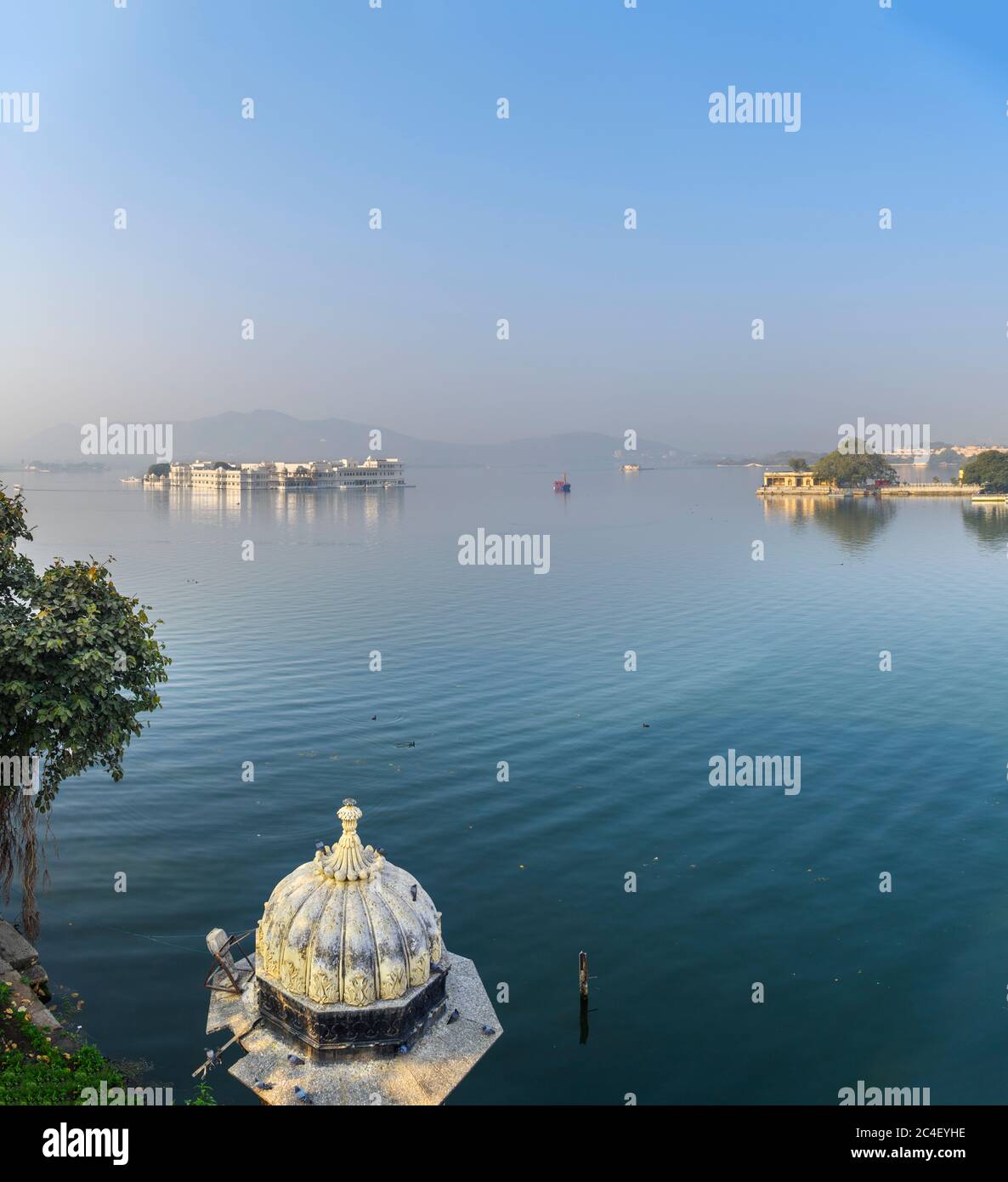 Vista sul lago Pichola verso il Taj Lake Palace dal Jagat Niwas Palace Hotel nella mattina presto, Città Vecchia, Udaipur, Rajasthan, India Foto Stock