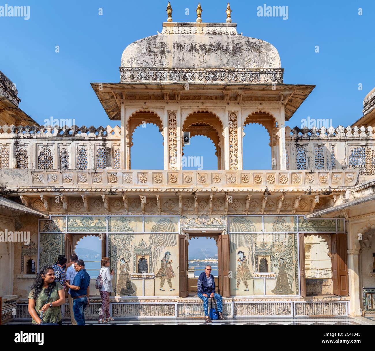 Patio nel Palazzo della Città, Città Vecchia, Udaipur, Rajasthan, India Foto Stock