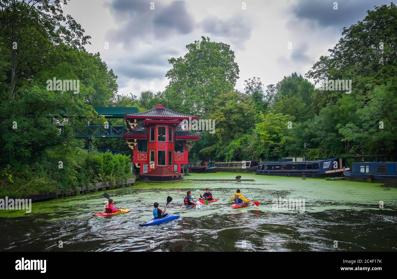 Londra, UK, ago 2019, gente che fa kayak sul canale del Regent dal ristorante Feng Shang Princess Foto Stock