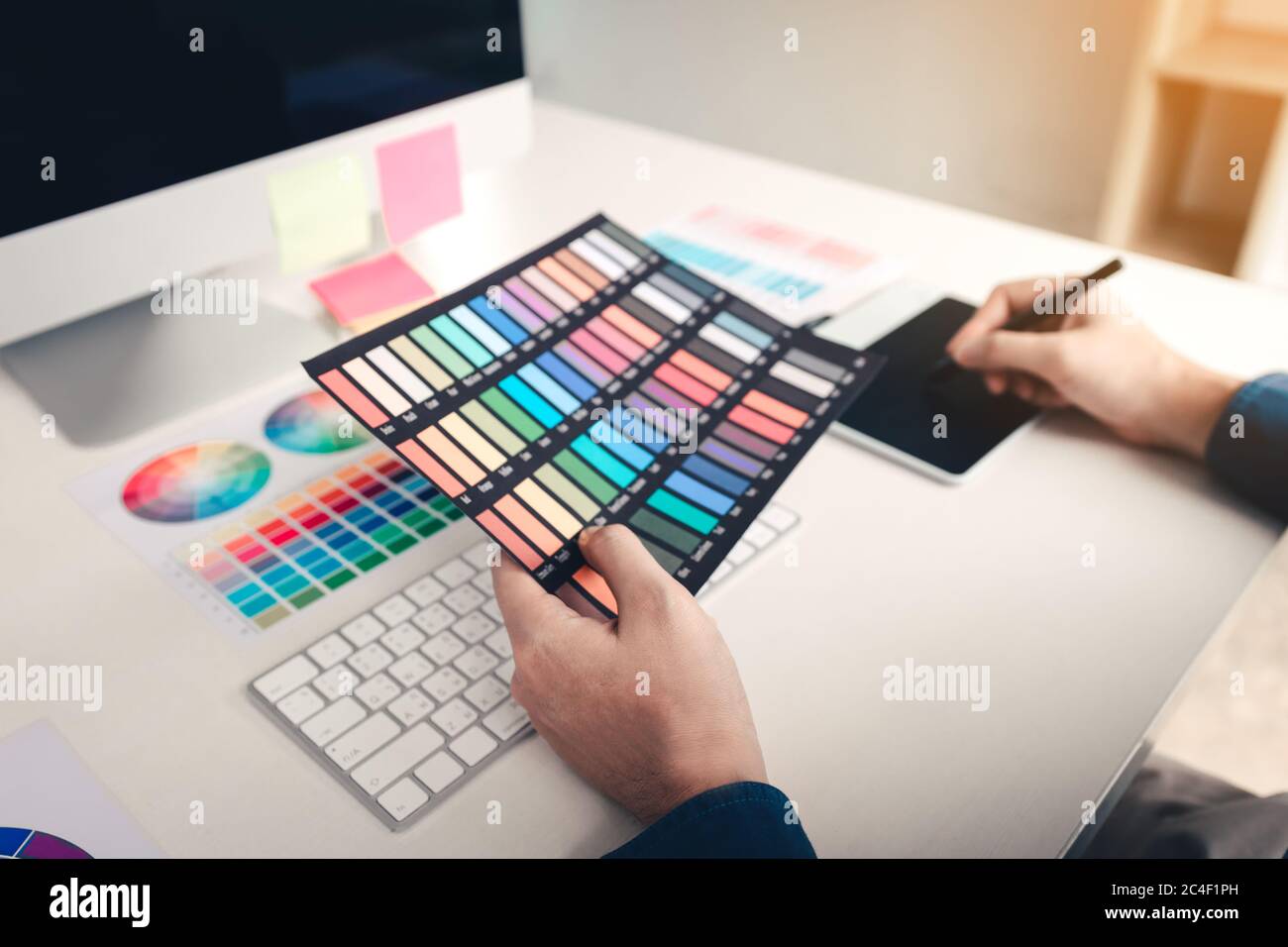 Designer grafico che utilizza tablet con grafica digitale e colori. Foto Stock