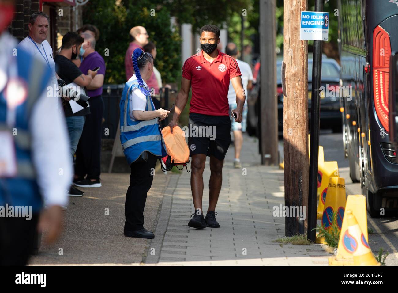 Londra, Regno Unito. 26 Giugno 2020. West Bromwich Albion sta cercando di restare nella top due e vincere il titolo di Campionato, mentre Brentford cerca di mantenersi nelle posizioni di gioco, o addirittura afferrare uno dei due punti di promozione automatica. Questo è uno degli ultimi incontri che si disputano al Griffin Park prima che il Brentford FC si sposti nel loro nuovo terreno vicino al Kew Bridge. Credit: Liam Asman/Alamy Live News Foto Stock