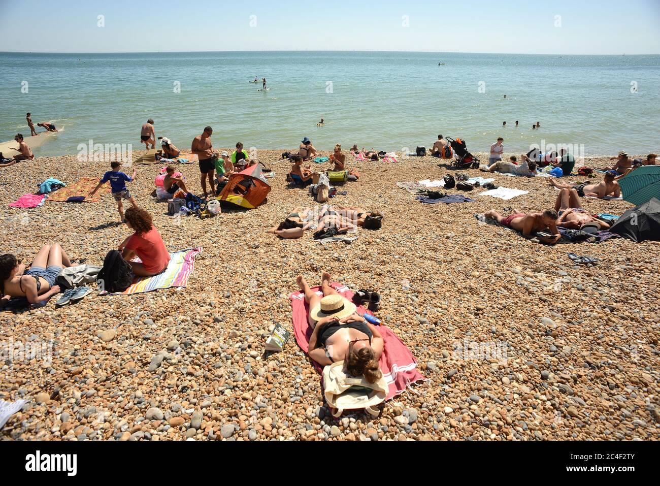 Brighton UK, 25 giugno 2020: Persone un po' più spaziate sulla spiaggia di Hove Foto Stock