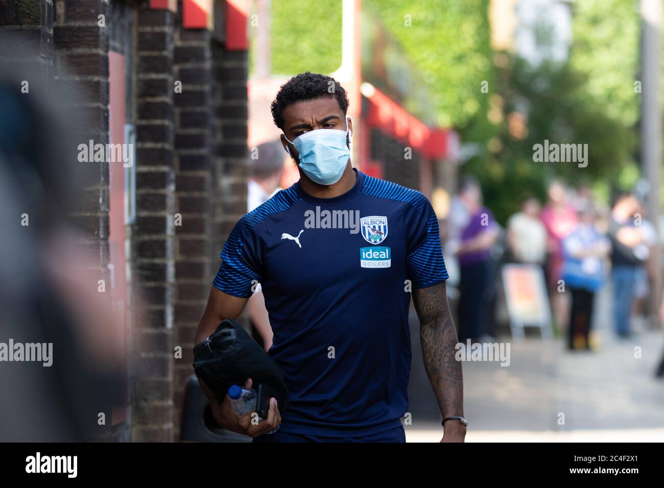 Londra, Regno Unito. 26 Giugno 2020. West Bromwich Albion sta cercando di restare nella top due e vincere il titolo di Campionato, mentre Brentford cerca di mantenersi nelle posizioni di gioco, o addirittura afferrare uno dei due punti di promozione automatica. Questo è uno degli ultimi incontri che si disputano al Griffin Park prima che il Brentford FC si sposti nel loro nuovo terreno vicino al Kew Bridge. Credit: Liam Asman/Alamy Live News Foto Stock