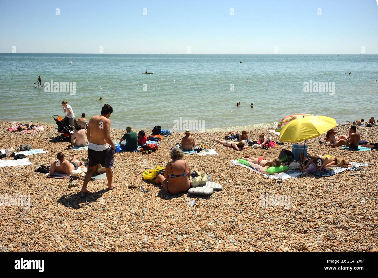 Brighton UK, 25 giugno 2020: Persone un po' più spaziate sulla spiaggia di Hove Foto Stock