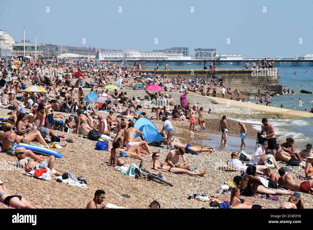Brighton UK, 25 giugno 2020: Persone un po' più spaziate sulla spiaggia di Hove Foto Stock