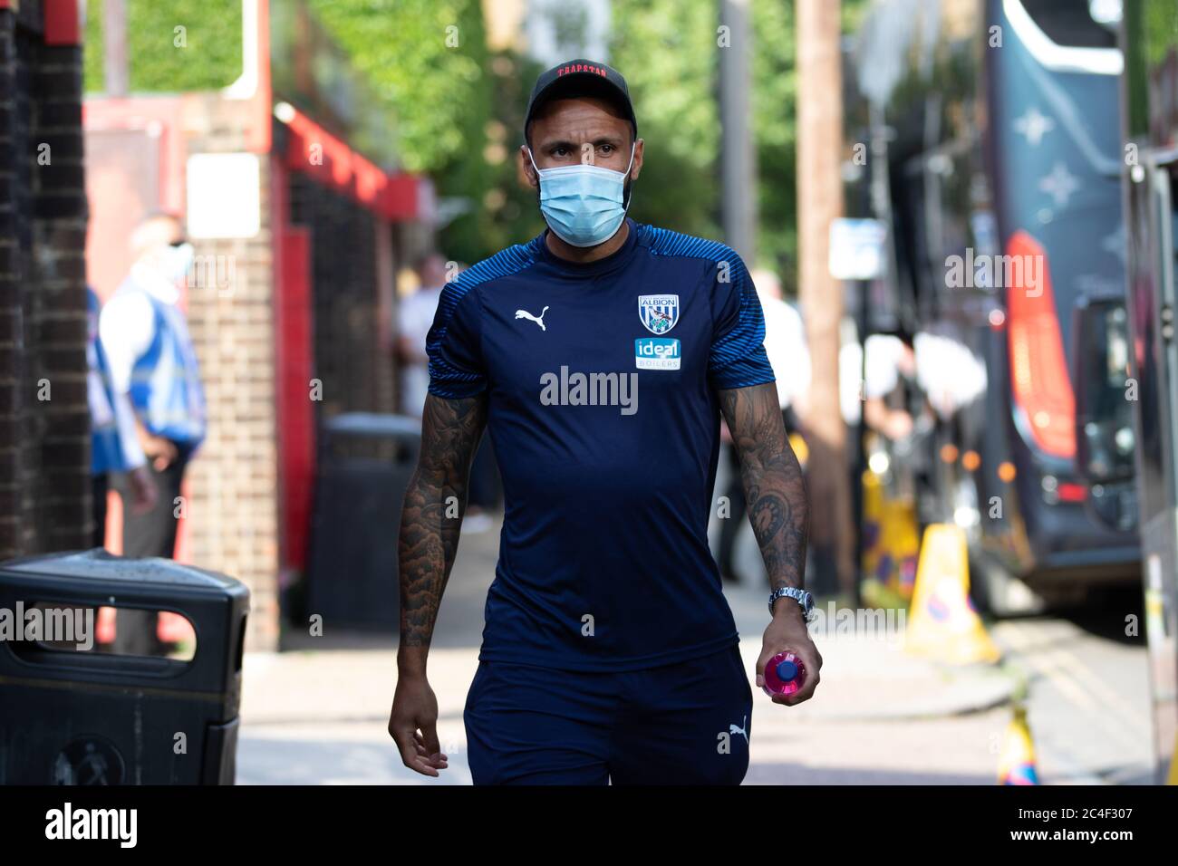 Londra, Regno Unito. 26 Giugno 2020. West Bromwich Albion sta cercando di restare nella top due e vincere il titolo di Campionato, mentre Brentford cerca di mantenersi nelle posizioni di gioco, o addirittura afferrare uno dei due punti di promozione automatica. Questo è uno degli ultimi incontri che si disputano al Griffin Park prima che il Brentford FC si sposti nel loro nuovo terreno vicino al Kew Bridge. Credit: Liam Asman/Alamy Live News Foto Stock