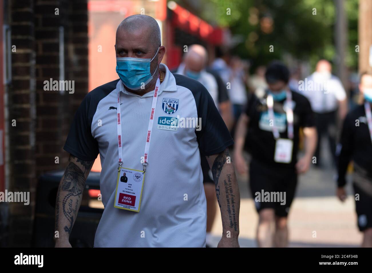 Londra, Regno Unito. 26 Giugno 2020. Il primo allenatore di squadra di West Brom Julian Dicks arriva al Griffin Park. West Bromwich Albion sta cercando di restare nella top due e vincere il titolo di Campionato, mentre Brentford cerca di mantenersi nelle posizioni di gioco, o addirittura afferrare uno dei due punti di promozione automatica. Questo è uno degli ultimi incontri che si disputano al Griffin Park prima che il Brentford FC si sposti nel loro nuovo terreno vicino al Kew Bridge. Credit: Liam Asman/Alamy Live News Foto Stock