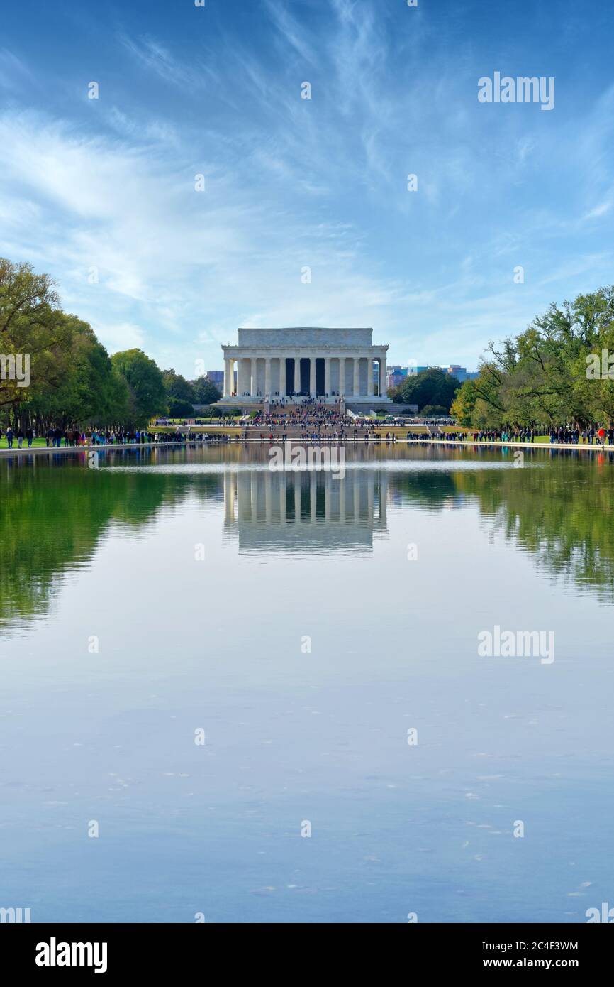 Un gran numero di turisti davanti al Lincoln Memorial e intorno alla piscina riflettente, situato sul National Mall, Washington, DC, USA Foto Stock