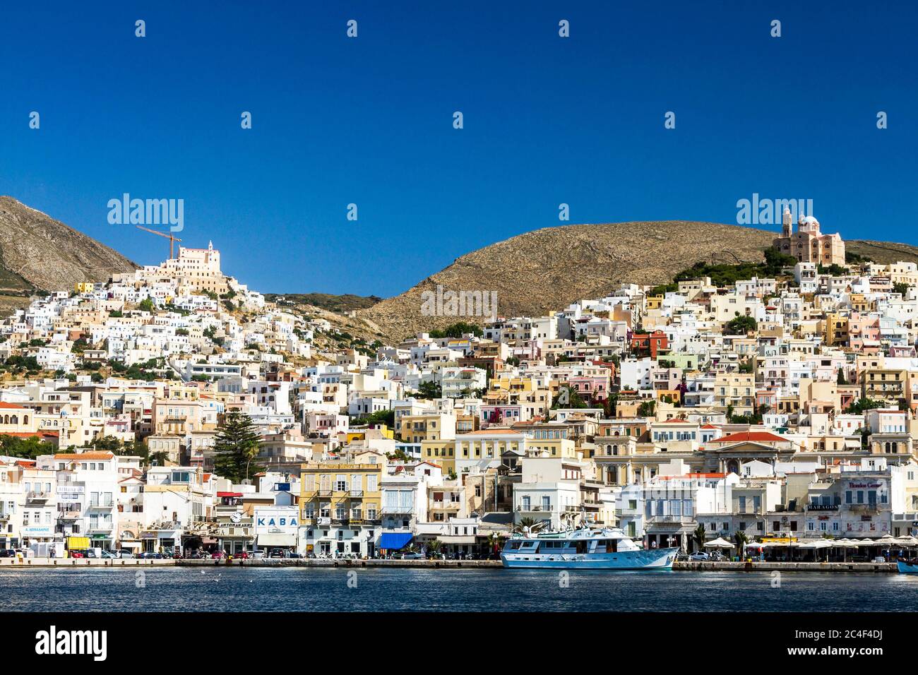 Vista panoramica delle città di Ermoupoli e Ano Syra, isole Cicladi, Grecia, Europa. Foto Stock