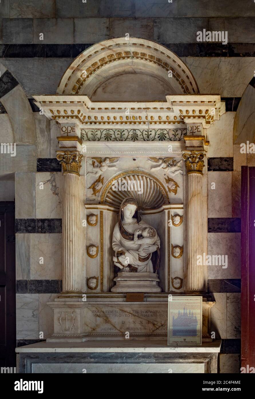 Madonna del latte di Andrea e Nino Pisano all'interno della chiesa di Santa Maria della spina. Pisa. Italia. Foto Stock