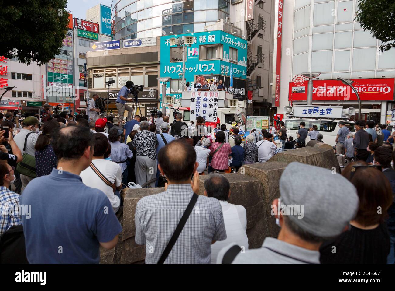 Tokyo, Giappone. 26 Giugno 2020. Tokyo Gubernatorial candidato Kenji Utsunomiya campagne fuori Akabane Station. Utsunomiya ex presidente della Japan Federation of Bar Association e sta per diventare il prossimo governatore di Tokyo. I politici giapponesi Akira Koike e Renho sono venuti a sostenere la campagna di Utsunomiya. Le elezioni gubernatoriali si terranno il 5 luglio. Credit: Rodrigo Reyes Marin/ZUMA Wire/Alamy Live News Foto Stock