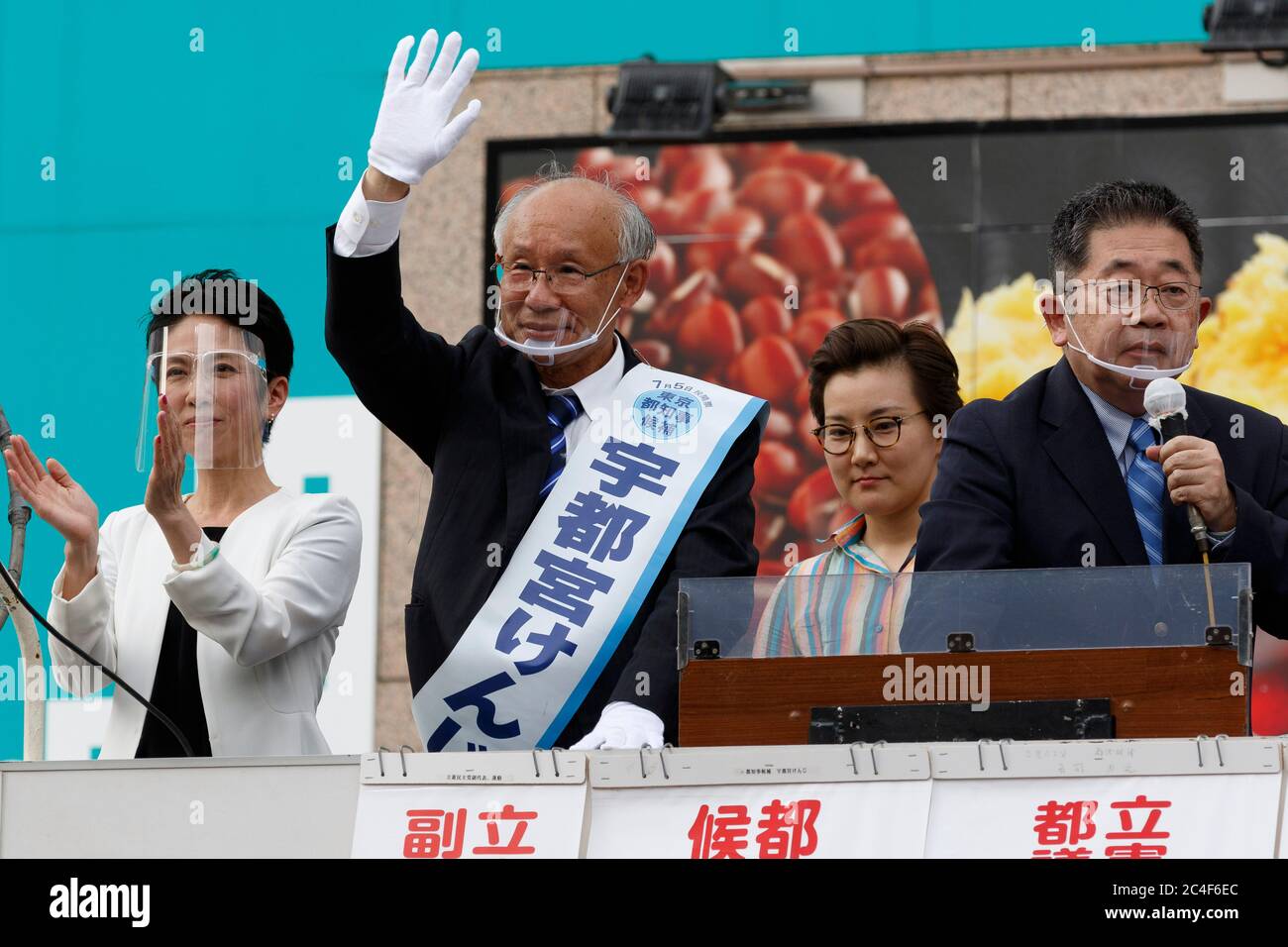 Tokyo, Giappone. 26 Giugno 2020. Il politico giapponese Akira Koike (R) ha tenuto un discorso per sostenere il candidato della Tokyo Gubernatoriale Kenji Utsunomiya (C) durante un evento di campagna fuori dalla stazione di Akabane. Utsunomiya ex presidente della Japan Federation of Bar Association e sta per diventare il prossimo governatore di Tokyo. I politici giapponesi Akira Koike e Renho sono venuti a sostenere la campagna di Utsunomiya. Le elezioni gubernatoriali si terranno il 5 luglio. Credit: Rodrigo Reyes Marin/ZUMA Wire/Alamy Live News Foto Stock