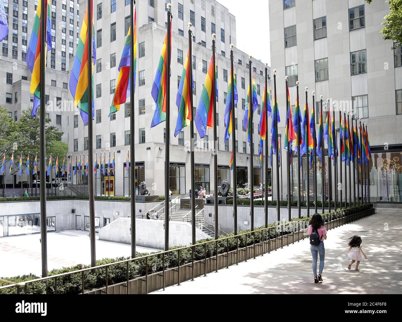 New York, Stati Uniti. 26 Giugno 2020. Le bandiere arcobaleno circondano il Rink al Rockefeller Center, che rimane vuoto da quasi tutti i pedoni venerdì 26 giugno 2020. Più di 100 bandiere colorate di arcobaleno si allineano al Rockefeller Center e rimarranno in vigore fino a domenica 28 giugno, fino al New York Pride March. New York City è entrata nella fase 2 di un piano di riapertura in quattro parti lunedì dopo essere stata chiusa per 3 mesi a causa del COVID-19. Foto di John Angelillo/UPI Credit: UPI/Alamy Live News Foto Stock