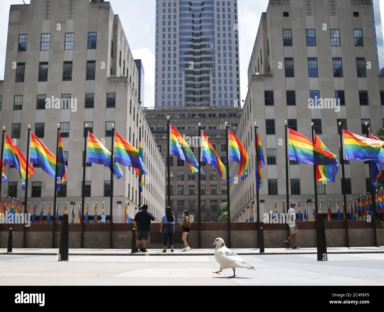 New York, Stati Uniti. 26 Giugno 2020. Le bandiere arcobaleno circondano il Rink al Rockefeller Center, che rimane vuoto da quasi tutti i pedoni venerdì 26 giugno 2020. Più di 100 bandiere colorate di arcobaleno si allineano al Rockefeller Center e rimarranno in vigore fino a domenica 28 giugno, fino al New York Pride March. New York City è entrata nella fase 2 di un piano di riapertura in quattro parti lunedì dopo essere stata chiusa per 3 mesi a causa del COVID-19. Foto di John Angelillo/UPI Credit: UPI/Alamy Live News Foto Stock