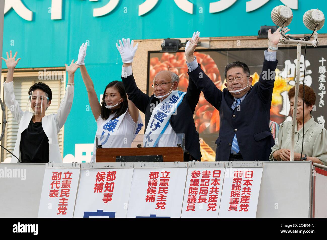 Tokyo, Giappone. 26 Giugno 2020. Tokyo Gubernatorial candidato Kenji Utsunomiya (C) campagne fuori dalla stazione di Akabane. Utsunomiya ex presidente della Japan Federation of Bar Association e sta per diventare il prossimo governatore di Tokyo. I politici giapponesi Akira Koike e Renho sono venuti a sostenere la campagna di Utsunomiya. Le elezioni gubernatoriali si terranno il 5 luglio. Credit: Rodrigo Reyes Marin/ZUMA Wire/Alamy Live News Foto Stock