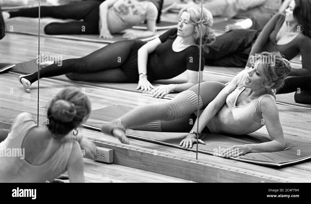 Jane fonda che conduce una lezione di esercizio al suo studio di fitness Jane fonda's Workout a Beverly Hills, CA, 1980 Foto Stock