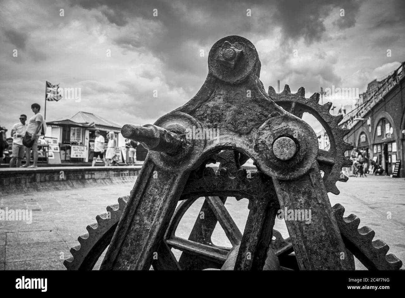 BRIGHTON, REGNO UNITO - 08 luglio 2017: Vecchi attrezzi in ferro metallico utilizzati nel commercio marittimo sulla Promenade a Brighton. Foto Stock