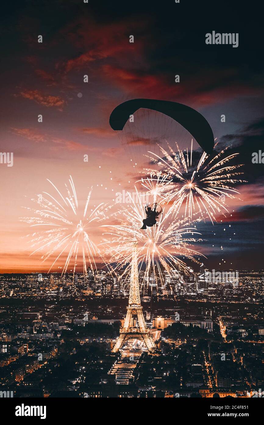 Incantevole vista dall'alto della splendida Parigi durante i fuochi d'artificio tramonto e un paracadutista Foto Stock