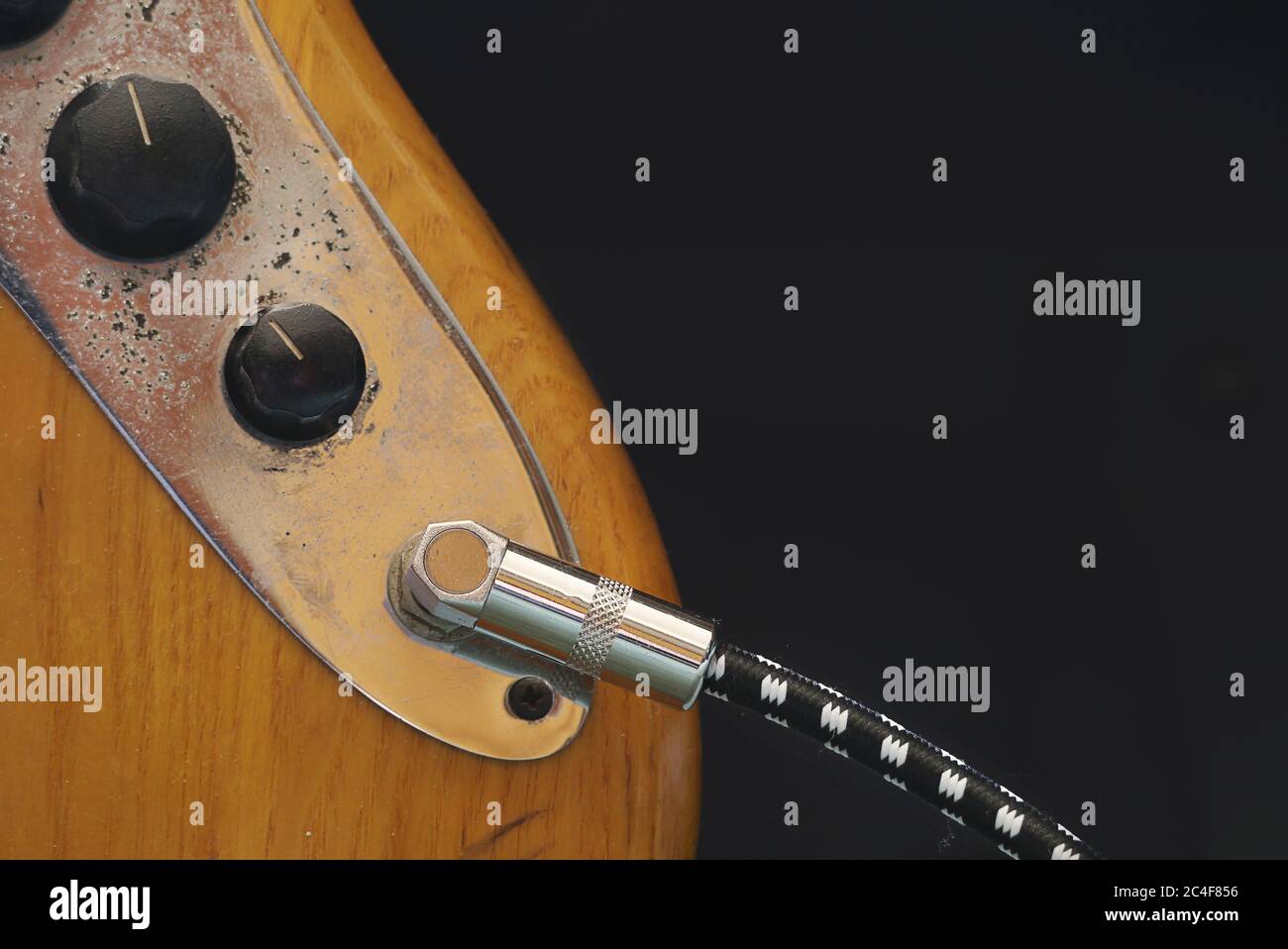 Manopole per volume e tono della chitarra basso elettrica con jack da un  quarto di pollice cavo collegato all'uscita Foto stock - Alamy
