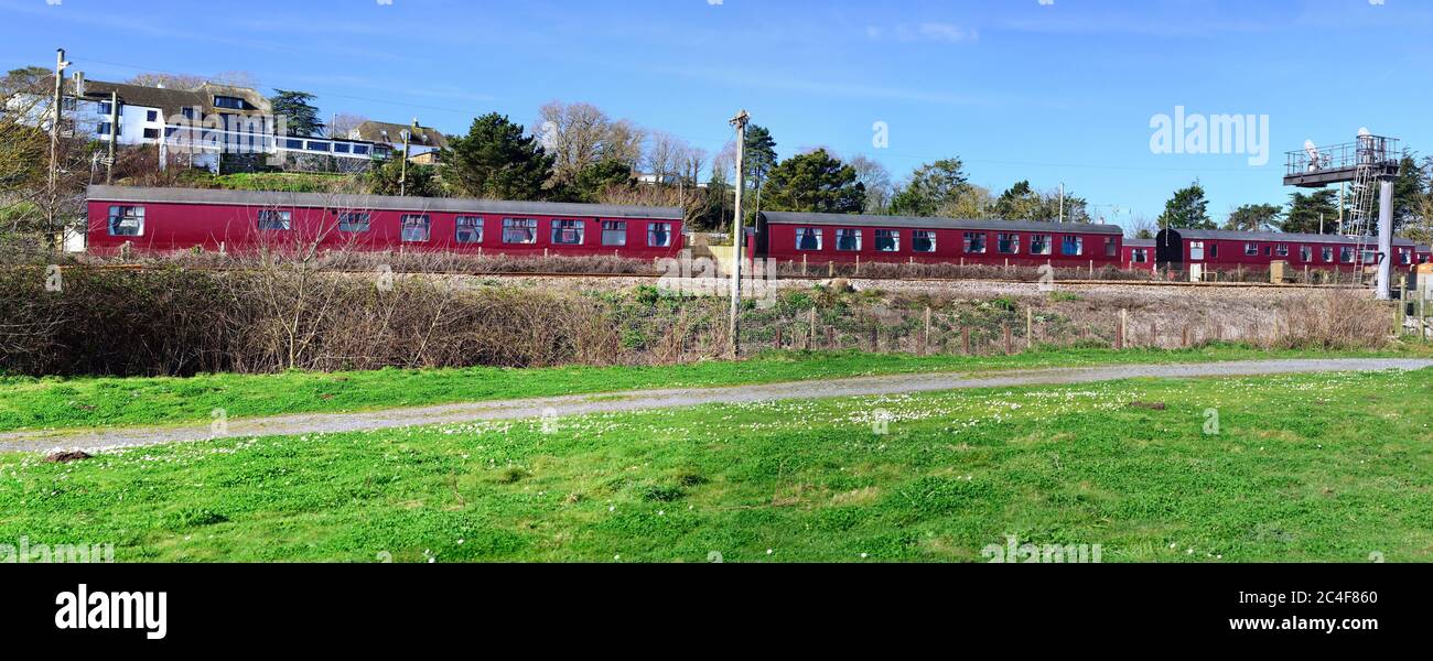 Carrozze da campeggio ristrutturate accanto alla ferrovia a Dawlish Warren, South Devon. Foto Stock