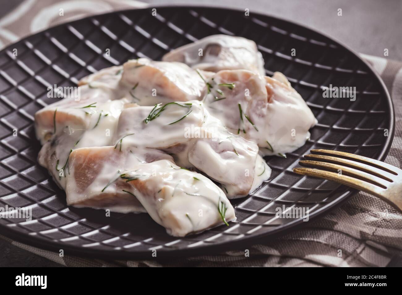 Aringhe sottaceto in salsa di panna con aneto. Foto Stock