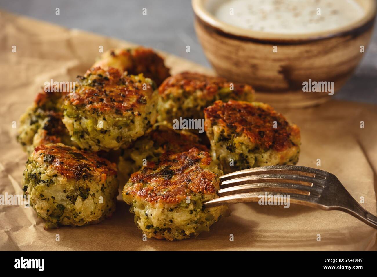 Palline di broccoli al forno con salsa all'aglio, cibo vegetariano. Foto Stock