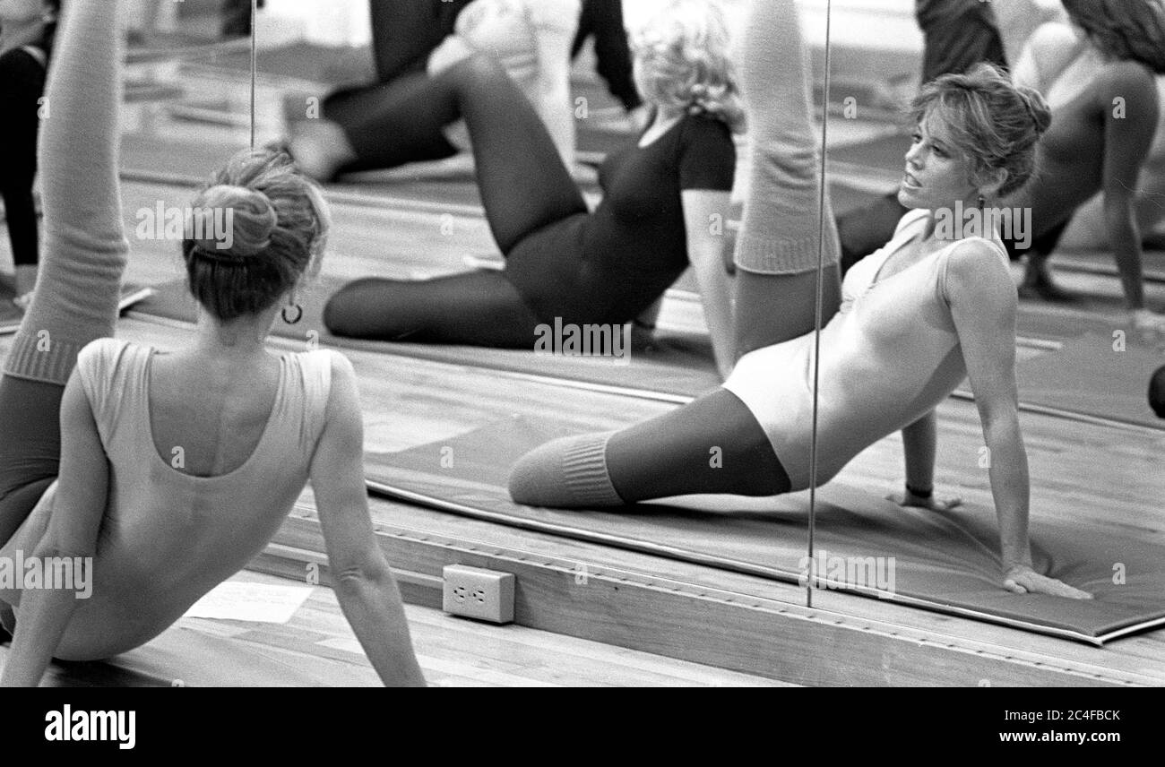 Jane fonda che conduce una lezione di esercizio al suo studio di fitness Jane fonda's Workout a Beverly Hills, CA, 1980 Foto Stock