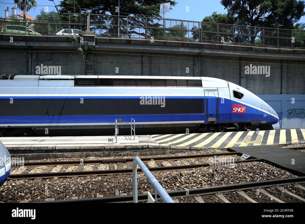 TGV direzione est alla stazione St. Raphael-Valescure. Foto Stock