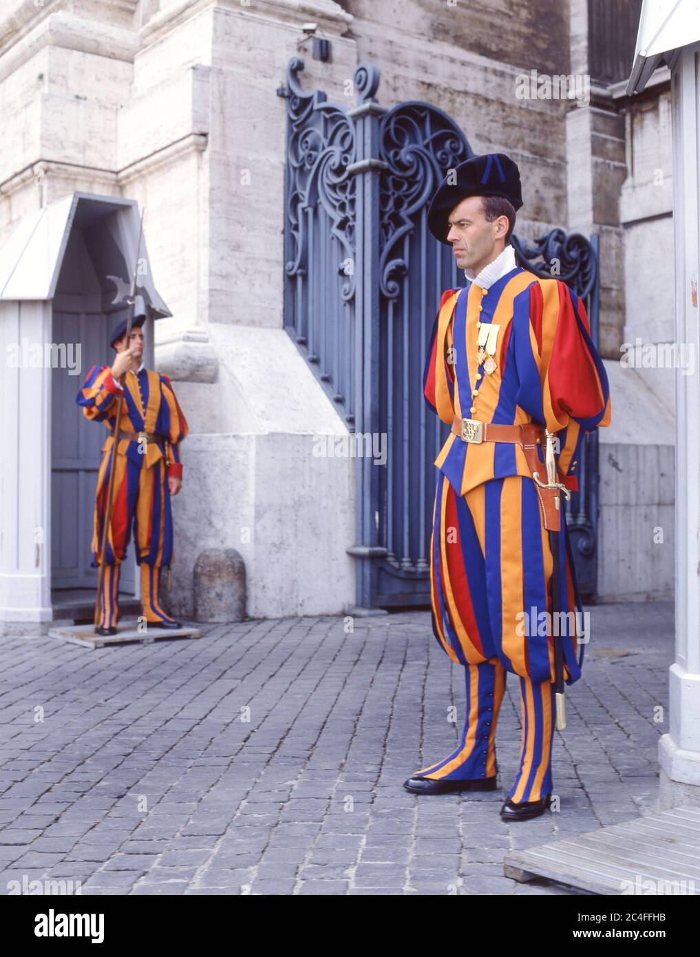 Guardie svizzere Pontficial in uniforme tradizionale fuori Città del Vaticano, Piazza San Pietro, Roma, Regione Lazio, Italia Foto Stock