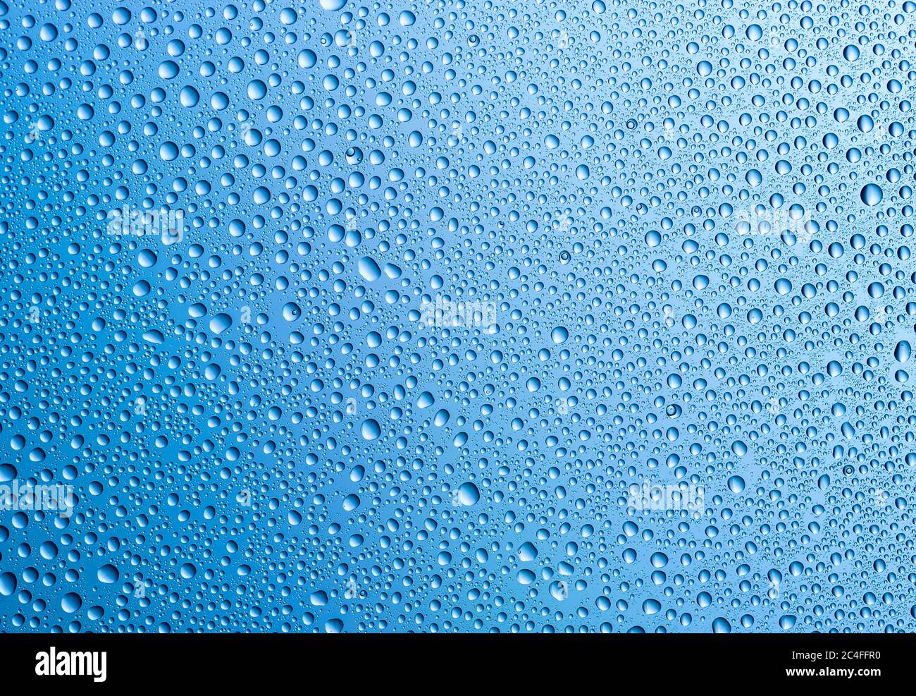 Sfondo di gocce d'acqua su superficie blu gradiente. Foto Stock