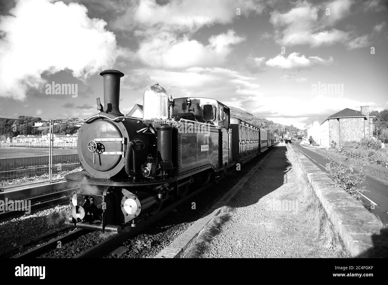 'Taliesin' sulla COB, shunting lo stock per il treno 10:20 a Bloenau Ffestiniog nella piattaforma a Porthmadog Harbour. Foto Stock