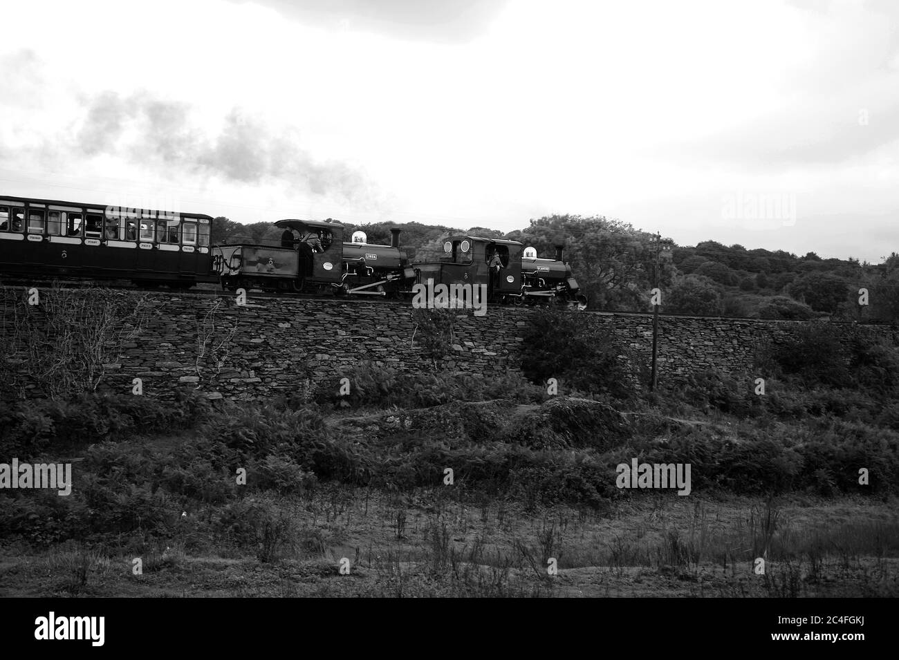 'Blanche' e 'Lindaa' che attraversano la Gwyndy Bank con un servizio Porthmadog - Blaenau Ffestiniog. Foto Stock