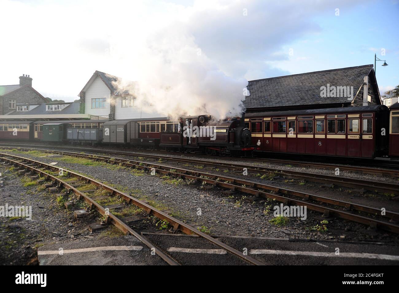 'Palmerston' lasciando Porthmadog Harbour con un breve treno merci. Foto Stock