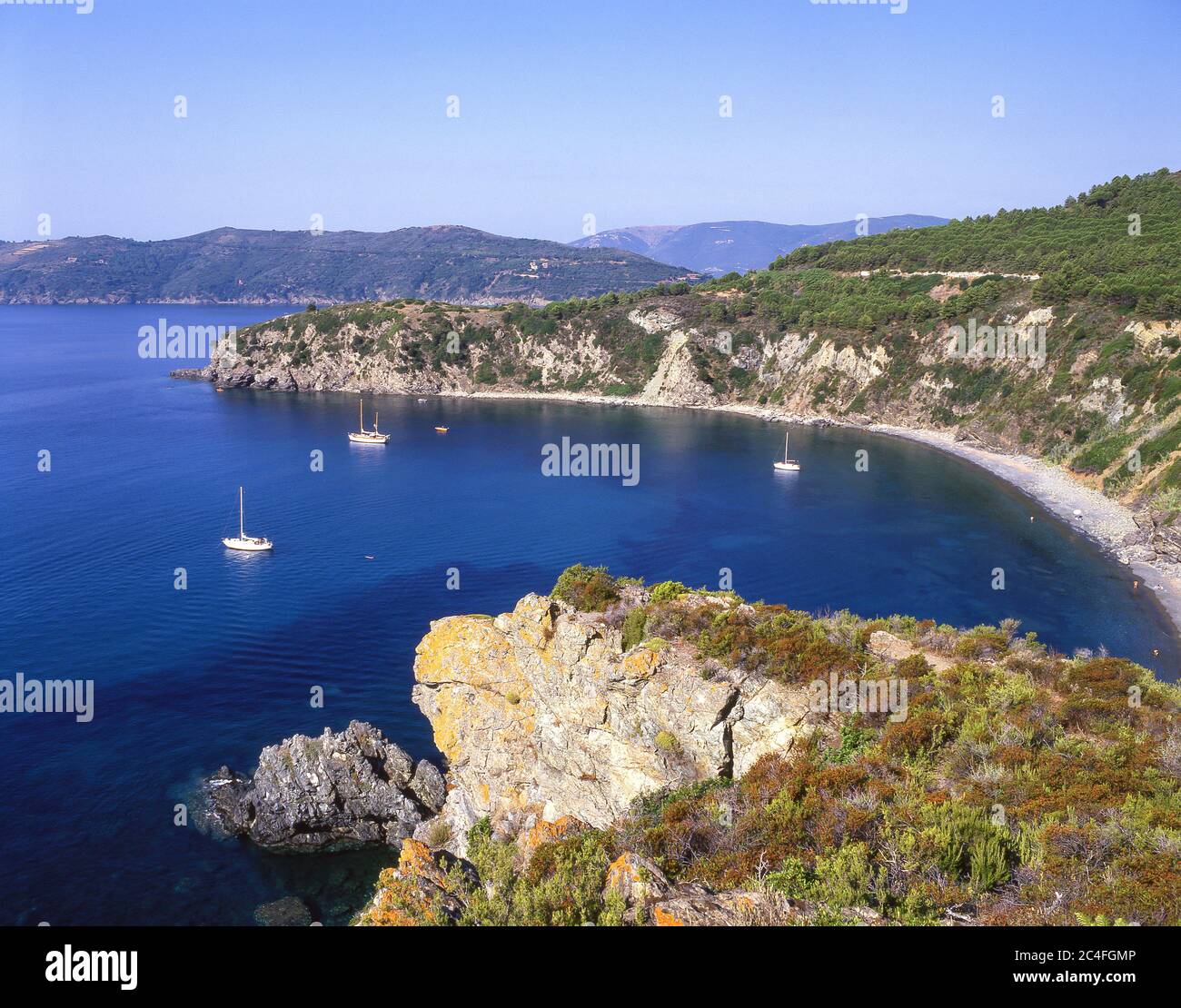 Spiaggia e vista costiera vicino a Laconia, Elba, Toscana, Italia Foto Stock