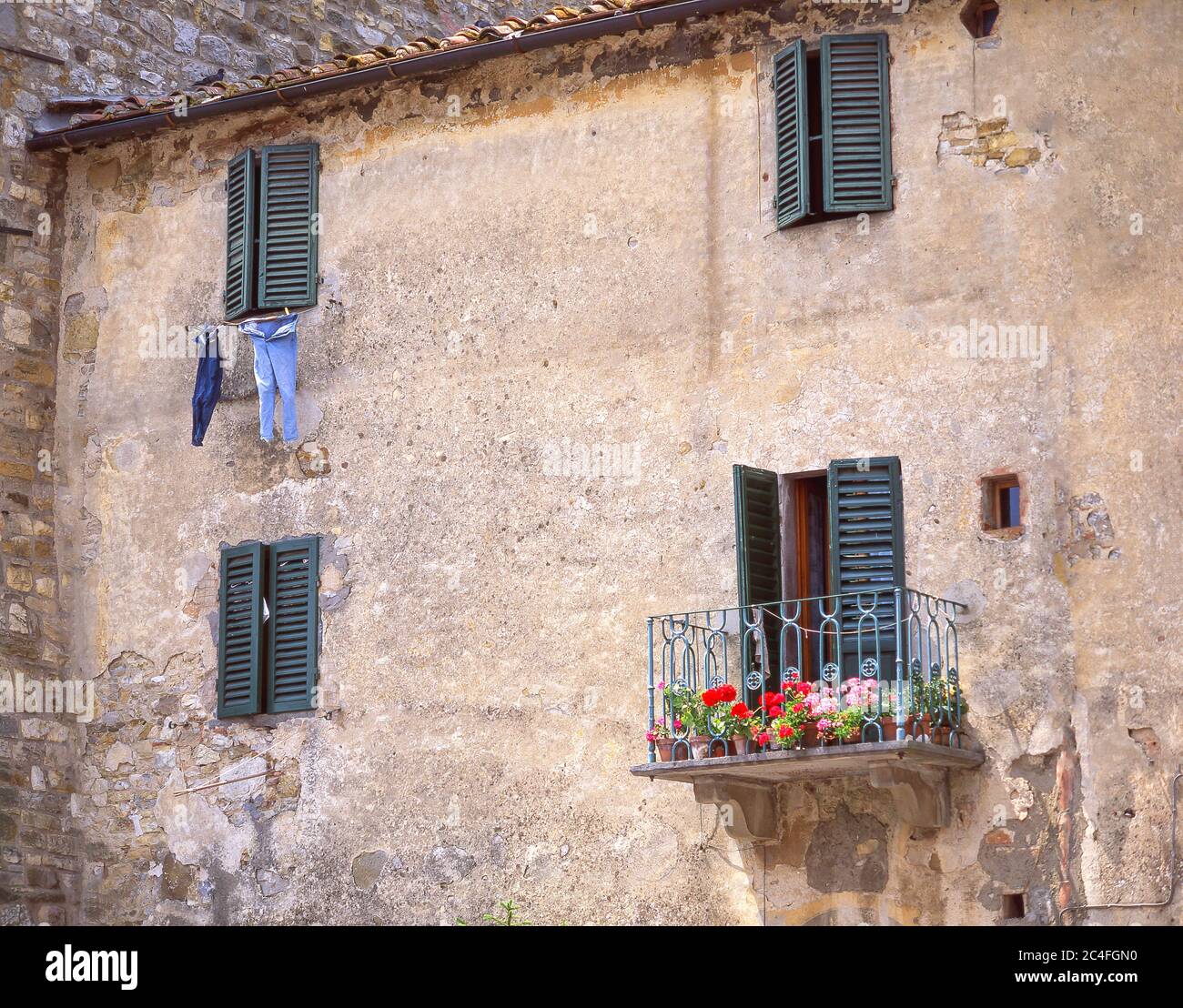 Antica casa con persiane, Castellina in Chianti, Provincia di Lucca, Regione Toscana, Italia Foto Stock