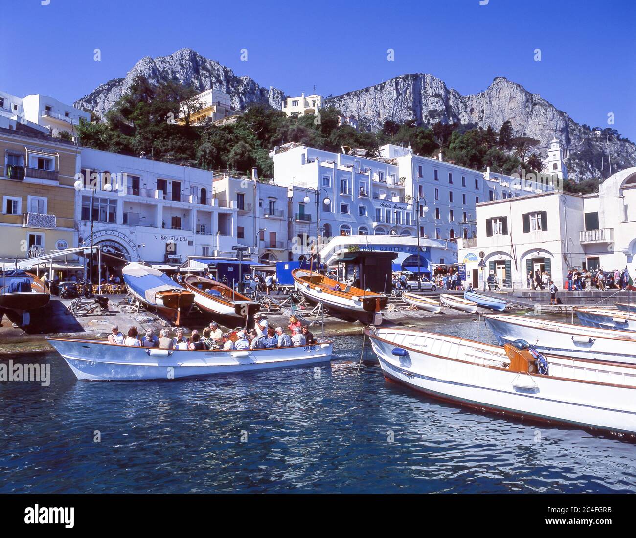 Barche turistiche nel porto, Marina Grande, Isola di Capri, Regione Campagnia, Italia Foto Stock