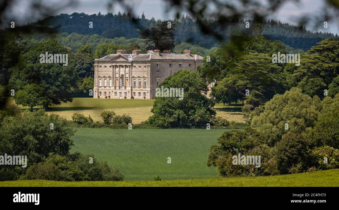 Vista incorniciata del castello del 18° secolo New Wardour a Wiltshire, Regno Unito, il 27 maggio 2020 Foto Stock