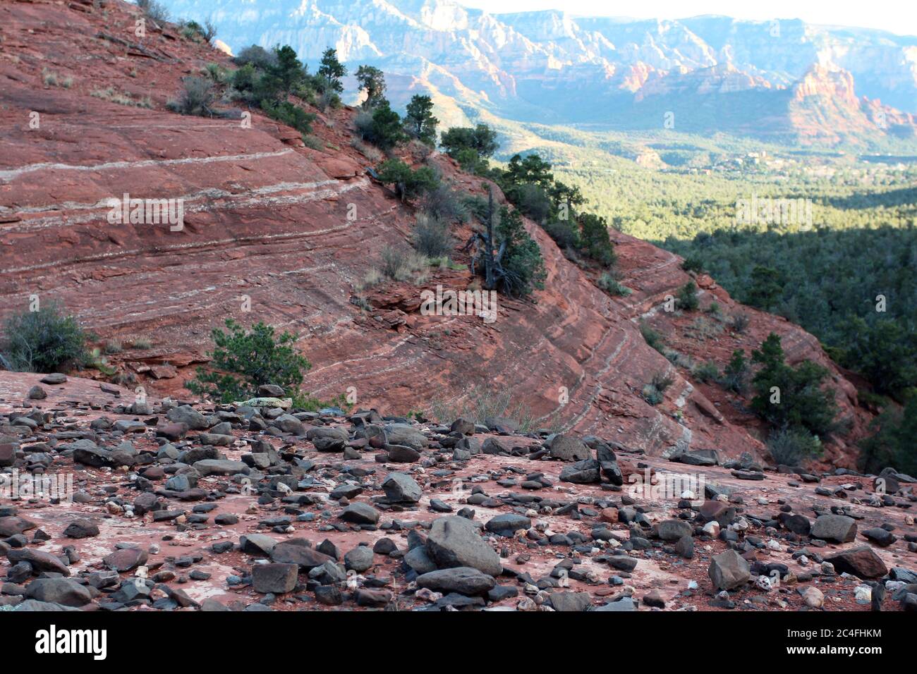 Scisto, pietra calcarea e rocce di arenaria sparse sul Mesa Trail di Sedona, Arizona, USA Foto Stock