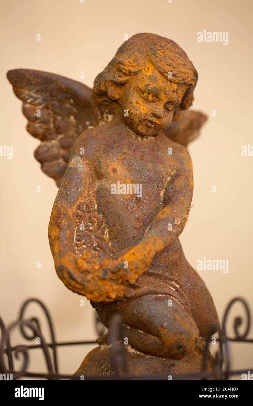 Vecchia statuina di angelo di ferro arrugginito Foto Stock