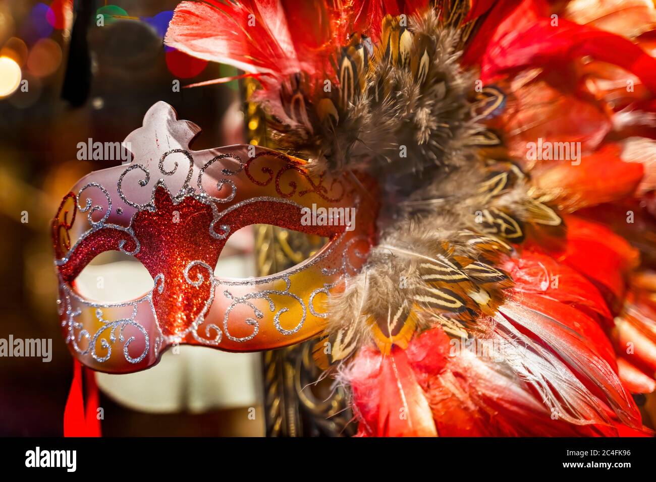 Colorate piume di maschera rossa di New Orleans, Louisiana. Maschere indossate a Mardi Gras. Foto Stock