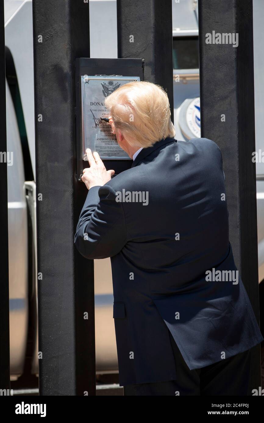 Il presidente degli Stati Uniti Donald Trump firma una targa su una nuova sezione del muro di confine durante una visita al confine messicano-americano 23 giugno 2020 a San Luis, Arizona. La visita ha segnato il completamento di 200 miglia di muro di confine, la maggior parte dei quali sostituisce la struttura esistente ad un costo di 20 milioni di dollari a miglio. Foto Stock